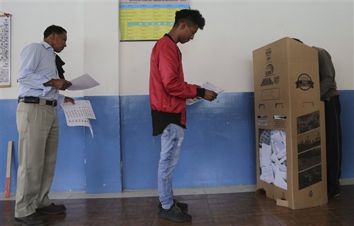 Los ecuatorianos emiten su voto para elegir a un nuevo presidente en Quito, Ecuador, el domingo 19 de febrero de 2017. Las encuestas sugieren que ante lo cerrado de la elección, la presidencia podría disputarse en una segunda vuelta en abril. (AP Foto/Dolores Ochoa)