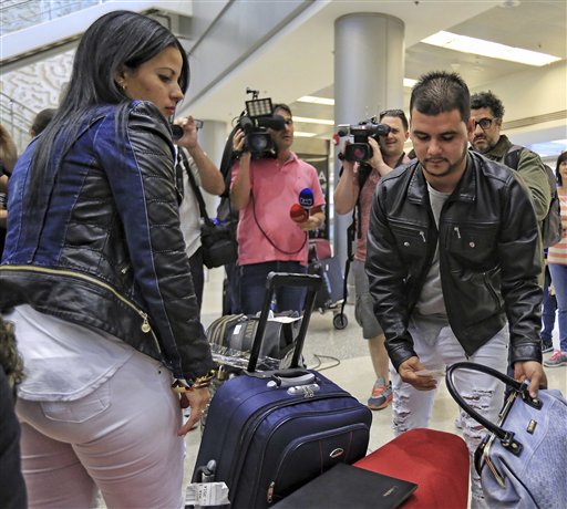 En esta imagen del lunes 6 de febrero de 2017, los médicos cubanos Yerenia Cedeño, a la izquierda, y Carlos Amigo, a la derecha, reúnen sus pertenencias tras llegar al aeropuerto internacional de Miami desde Colombia. (Carl Juste/Miami Herald via AP)