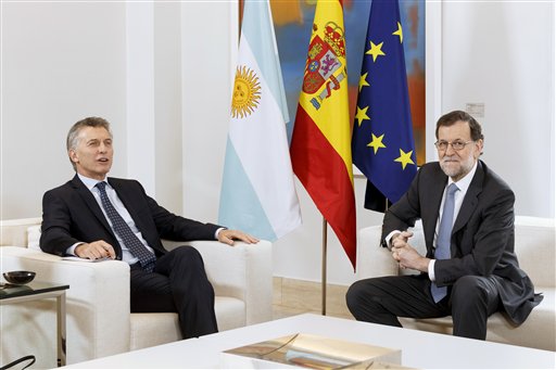El presidente argentino Mauricio Macri, a la izquierda, asiste a una reunión con el presidente del gobierno español Mariano Rajoy en el Palacio de la Moncloa en Madrid, el jueves 23 de febrero de 2017. (AP Foto/Daniel Ochoa de Olza)