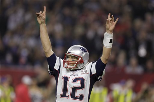 El quarterback Tom Brady de los Patriots de Nueva Inglaterra levanta los brazos tras anotar un touchdown en la prórroga del Super Bowl ante los Falcons de Atlanta, el domingo 5 de febrero de 2017. (AP Foto/Darron Cummings)