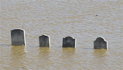 Varias lápidas se asoman en la superficie tras una inundación en el cementerio Marysville en Marysville, California, el sábado 11 de febrero de 2017. La inundación del cementerio provino del río Feather. Las lluvias de varios días causaron el desbordamiento de ríos y obligaron a que se utilizara por primera vez un aliviadero de emergencia en la presa de Oroville. (AP Foto/Rich Pedroncelli)