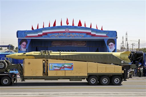 ARCHIVO - En esta foto del 21 de septiembre del 2016, un misil balístico de largo alcance Emad es mostrado por la Guardia revolucionaria de Irán en un desfile militar en Teherán. El canciller de Irán se negó el martes 31 de enero del 2017, a confirmar si su país realizó recientemente un ensayo con un misil y dijo que el programa de misiles del país no es parte del acuerdo nuclear del 2015 con potencias mundiales. (AP Foto/Ebrahim Noroozi)