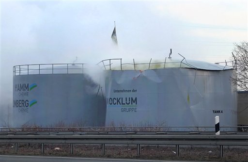 Pérdidas de ácido sulfúrico de un tanque en Oberhausen, Alemania, jueves 16 de febrero de 2017. El tanquue se encuentra en terrenos de una compañía química y las filtraciones comenzaron el jueves por la mañana.  (Telenewsnetwork/dpa via AP)