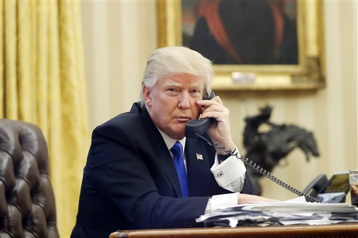 El presidente Donald Trump habla por teléfono con el primer ministro de Australia Malcolm Turnbull, el 28 de enero de 2017, desde la Oficina Oval de la Casa Blanca. (AP Foto/Alex Brandon)