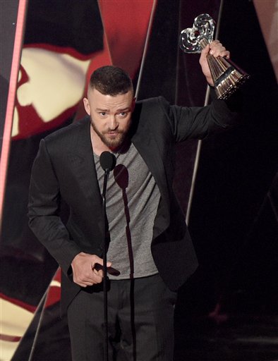 Justin Timberlake acepta el premio a la mejor canción del año por "Can't Stop The Feeling!" en los Premios iHeartRadio en el Forum, el 5 de marzo de 2017, en Inglewood, California. (Foto de Chris Pizzello/Invision/AP)