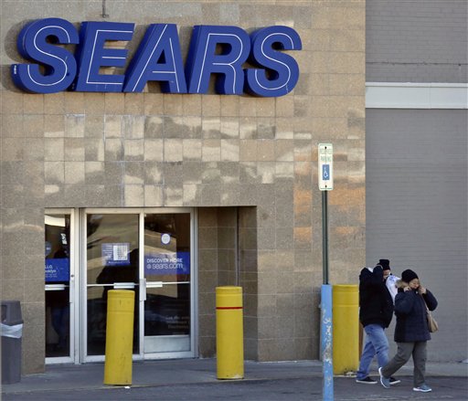 Unas personas salen de una tienda Sears en el vecindario Flatbush de Brooklyn, Nueva York, el miércoles 22 de marzo de 2017.  La cadena ha dicho que existen graves dudas sobre si podrá seguir adelante tras años de perder dinero. (AP Foto/Bebeto Matthews)