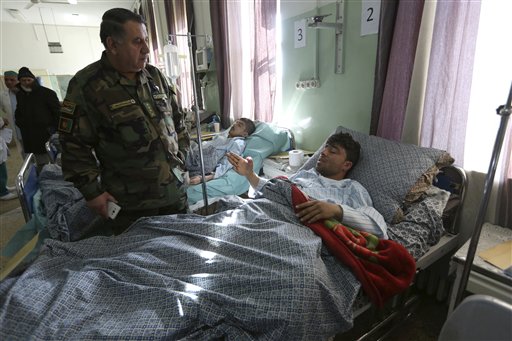 Heridos yacen en un hospital luego del ataque a un hospital militar en Kabul, jueves 9 de marzo de 2017. Cientos de personas se concentraron en un cementerio al norte de Kabul para enterrar a un farmacéutico de 37 años, uno entre las 31 víctimas del ataque de la víspera a un hospital en la capital afgana que fue reivindicado por el grupo Estado Islámico. (AP Foto/Rahmat Gul)
