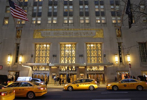 El frente del hotel Waldorf Astoria fotografiado el 28 de febrero del 2017. El hotel cerrará por dos o tres años para embarcarse en una renovación. En el futuro combinará el hotel con residencias privadas, igual que el Plaza. (AP Photo/Kathy Willens)