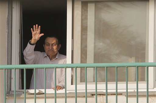 ARCHIVO - En esta imagen de archivo del 16 de octubre de 2016, el derrocado presidente egipcio Hosni Mubarak saluda a sus seguidores desde su habitación en el hospital militar Maadi, mientras celebran el 43er aniversario de la guerra del 6 de octubre de 1973. (AP Foto/Amr Nabil, Archivo)