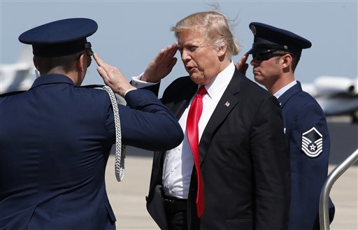 El presidente Donald Trump hace un saludo militar luego de bajar del avión Air Force One en el aeropuerto internacional de Orlando, el viernes 3 de marzo de 2017, en Orlando, Florida (AP Foto/Alex Brandon)