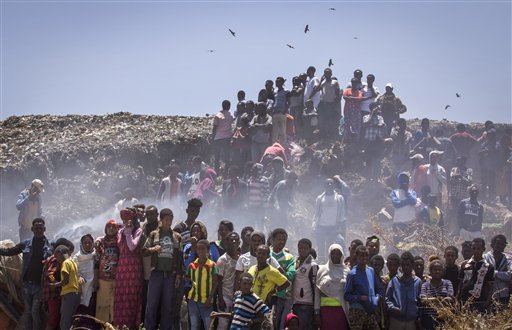 En esta imagen, tomada el 12 de marzo de 2017, residentes observan las labores de rescate tras un deslave en un enorme vertedero de basura en las afueras de la capital de Etiopía, Adís Abeba. (AP Foto/Mulugeta Ayene)